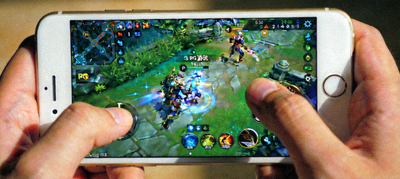 iPhone上PG游戏试玩界面，展示流畅的触控操作与高清画质
